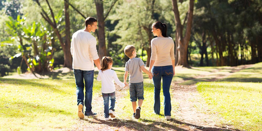 Famille en forêt